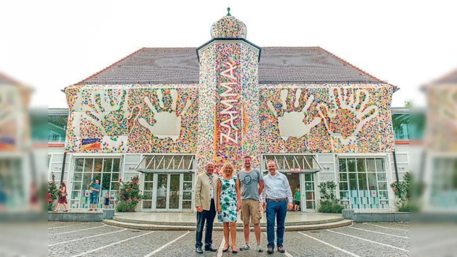 Zufriedene ZAMMA-Veranstalter vor dem verhüllten Rathaus Haar (v. l.): Josef Mederer, Gabriele Müller, Jan Museler und Andre Gersdorf.	  (Foto: Janina Kufner)