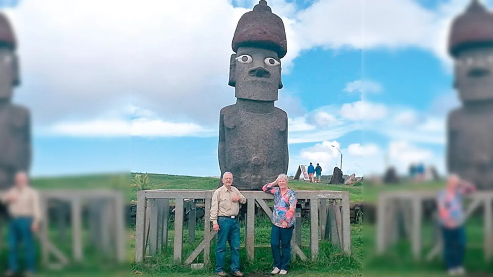 Helga und Gerhard Draugelates vor einer der berühmten Steinskulpturen.	 (Foto: privat)