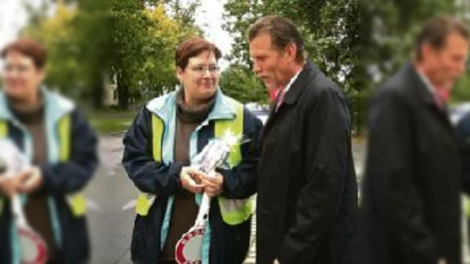 Bernd Heinrich bedankt sich bei den Unterschleißheimer Schulweghelfern. 	 (Foto: Privat)