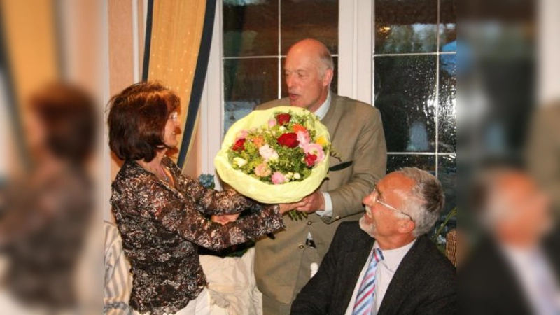 Blumen für Christiane Jung-Döhmer. Sie war 17 Jahre lang Schatzmeisterin der IGG. Für eine weitere Wahl stellte sie sich nicht mehr zur Verfügung. V.l. Christiane Jung-Döhmer, Nicolaus von Welck und Benno Stübner. (Foto: US)