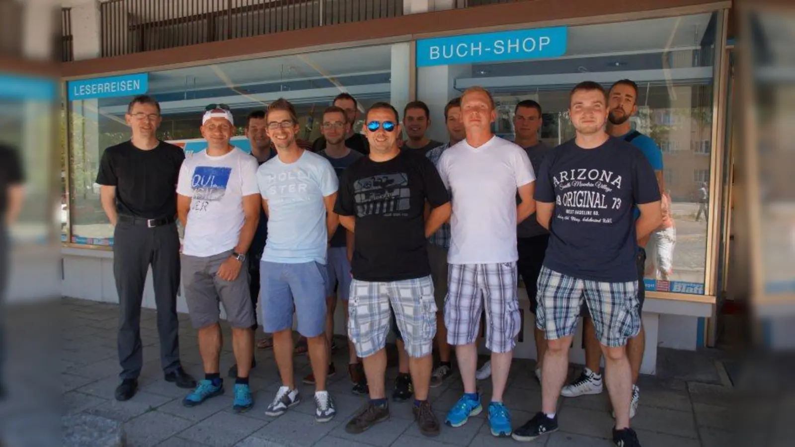 Die IT-Lehrgangsteilnehmer der Bundeswehr mit Oberstleutnant Robert Hebestreit (rechts) erhielten im Gespräch mit dem Chefredakteur der Münchner Wochenanzeiger, Johannes Beetz (links) Einblicke in den Redaktionsalltag. (Foto: bb)