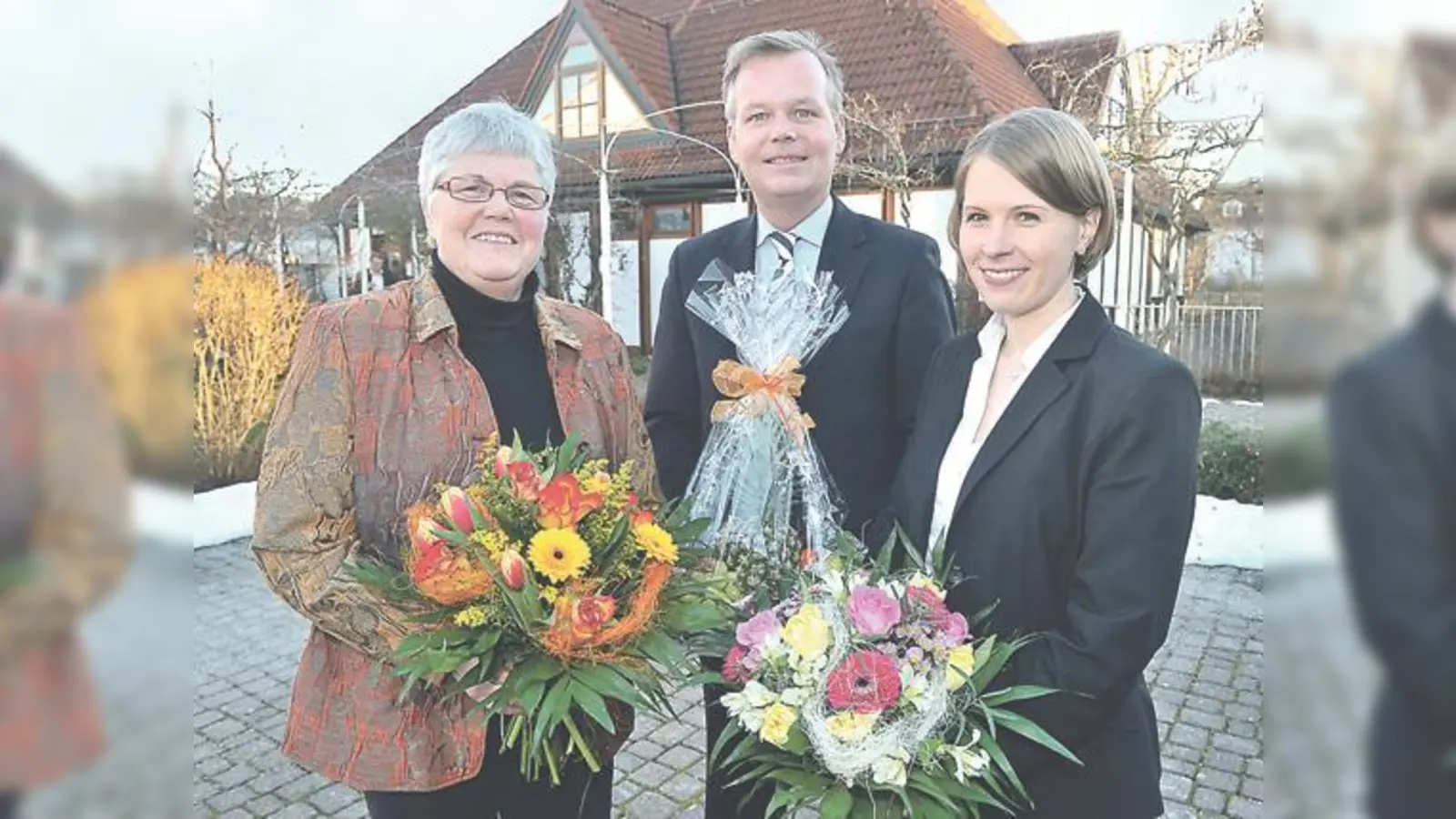 Bürgermeister Jan Neusiedl dankte Hannelore Fritzsche (l.) und gratulierte der neuen Stiftungsleitung Carmen Baumberger (r.).   (Foto: Claus Schunk)