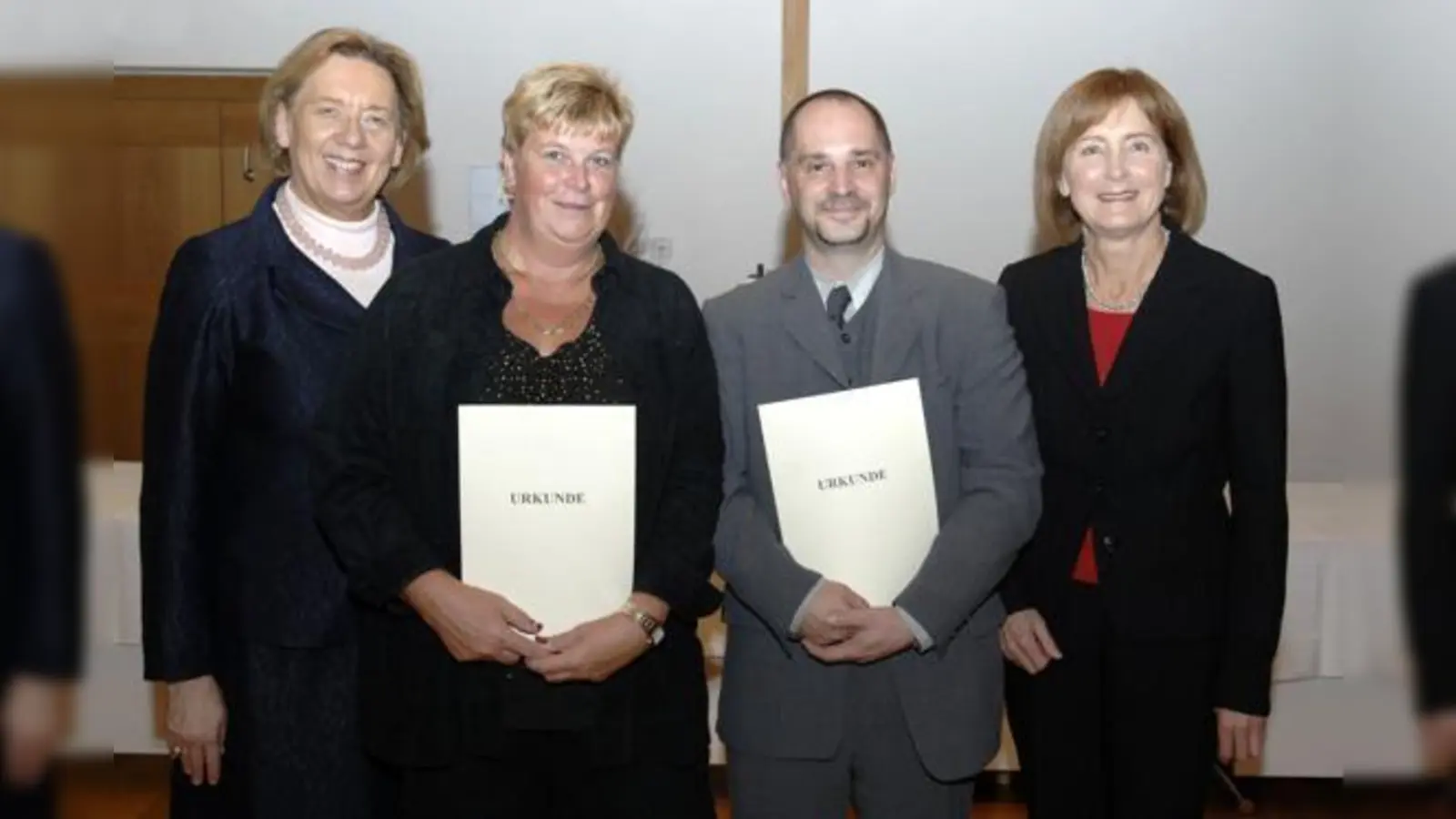 Wurden für ihr Engagement geehrt: (v. l.) Landrätin Johanna Rumschöttel, ­Susanne Bauer, Wolfgang Schöner und Dr. Hildegard Kronawitter.	 (Foto: VA)