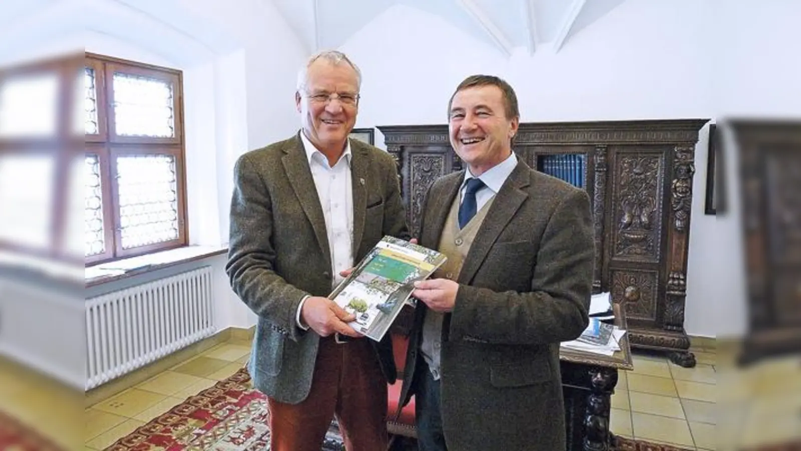 Ebersbergs Bürgermeister Walter Brilmayer und  Eduard Reinbacher vom REBA-Verlag präsentierten vor kurzem die neue Broschüre »Leben.findet. Innestadt«. 	 (Foto: Stadt Ebersberg)