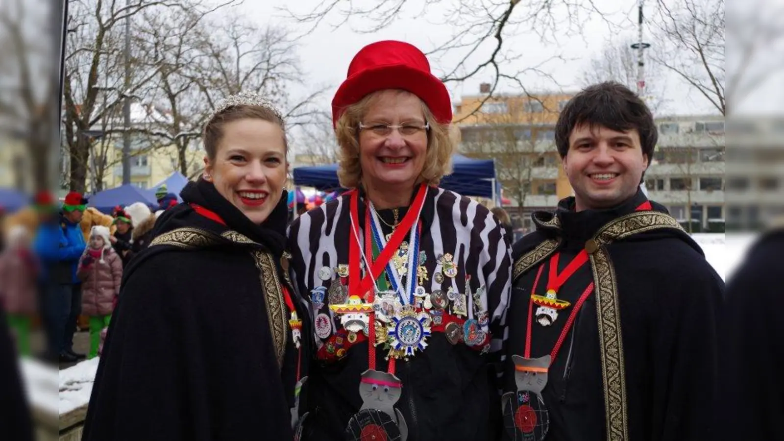 Faschingsfreude trotz Minusgraden: Das Laimer Prinzenpaar, Ann-Marie I. und Michael II., mit seiner Clubpräsidentin Christine Rygol beim Faschingstreiben am Laimer Anger. (Foto: kö)