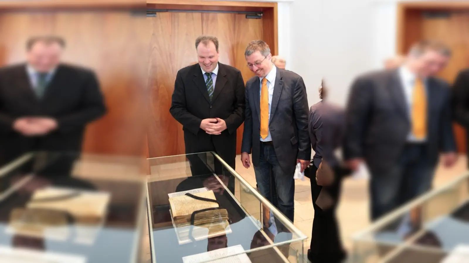 Christoph Göbel (links) und  Christian Müller bewunderten die Handschrift aus dem 9. Jahrhundert im Hauptstaatsarchiv – diese ist allerdings „nur“ eine Abschrift des Originaldokuments aus dem 8. Jahrhundert. (Foto: Sebastian Bürck)