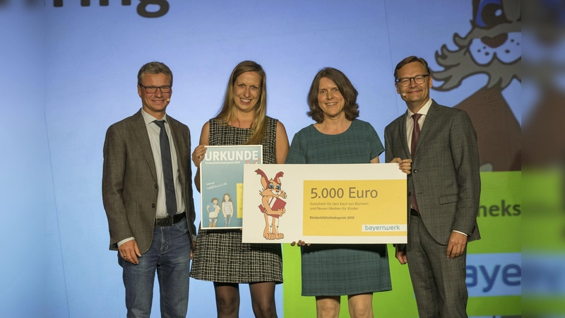 V. l.: Bernd Sibler, Bayerischer Staatsminister für Wissenschaft und Kunst, Verena Reber und Ilse Werner von der Gemeindebibliothek Unterföhring sowie Reimund Gotzel, Vorstandsvorsitzender Bayernwerk AG. (Foto: Uwe Moosburger/Bayernwerk AG)