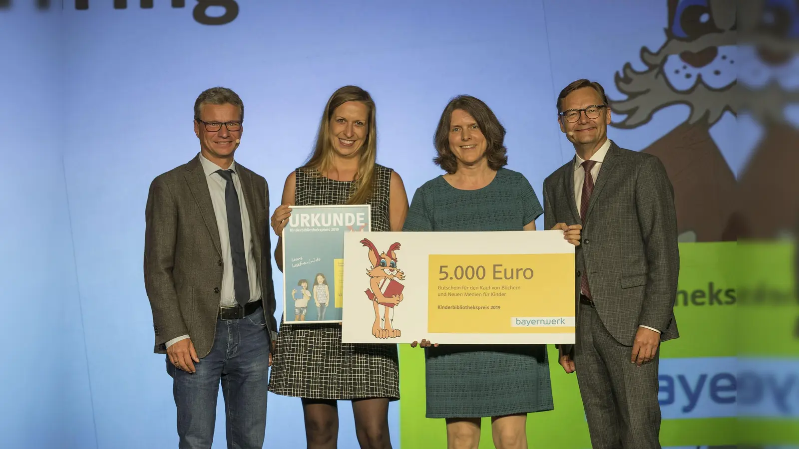 V. l.: Bernd Sibler, Bayerischer Staatsminister für Wissenschaft und Kunst, Verena Reber und Ilse Werner von der Gemeindebibliothek Unterföhring sowie Reimund Gotzel, Vorstandsvorsitzender Bayernwerk AG. (Foto: Uwe Moosburger/Bayernwerk AG)