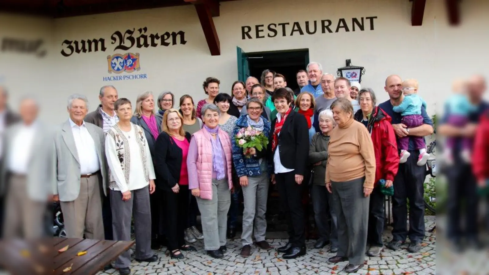 Blumen für die Koordinatorin Franziska Lohe (5.v.l.) stellvertretend für alle 55 Schulweghelfer. Bürgermeisterin Brigitte Kössinger (6.v.l.) lud alle zu einem geselligen Dankeschön-Frühstück ein. (Foto: us)