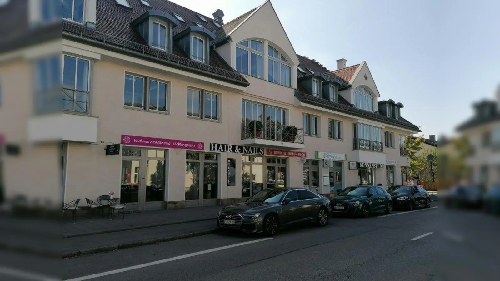 Vor den Geschäften an der Kistlerhofstraße 111 soll keiner der bestehenden Parkplätze für Fahrräder umgebaut werden. (Foto: job)