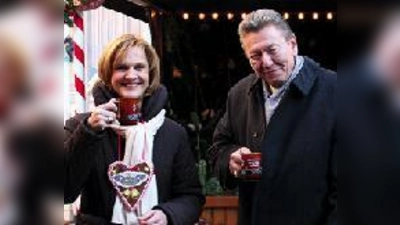 Eröffnete das erste Mal in ihrer Funktion als First Lady Bayerns einen Weihnachtsmarkt: Karin Seehofer mit Veranstalter Heinrich Haas am Donnerstag im »Weihnachtsdorf« in der Residenz.  (Foto: cw)