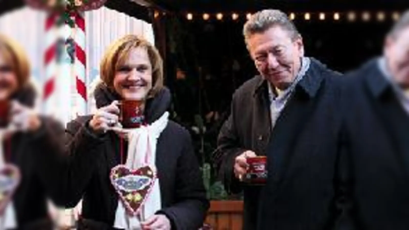 Eröffnete das erste Mal in ihrer Funktion als First Lady Bayerns einen Weihnachtsmarkt: Karin Seehofer mit Veranstalter Heinrich Haas am Donnerstag im »Weihnachtsdorf« in der Residenz.  (Foto: cw)