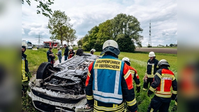 Das Auto blieb auf dem Radweg liegen. (Foto: Kreisbrandinspektion Dachau)