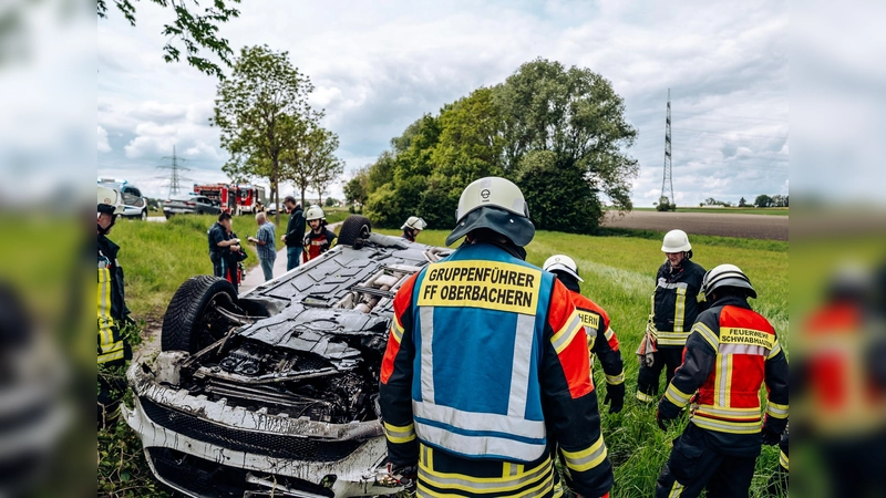 Das Auto blieb auf dem Radweg liegen. (Foto: Kreisbrandinspektion Dachau)