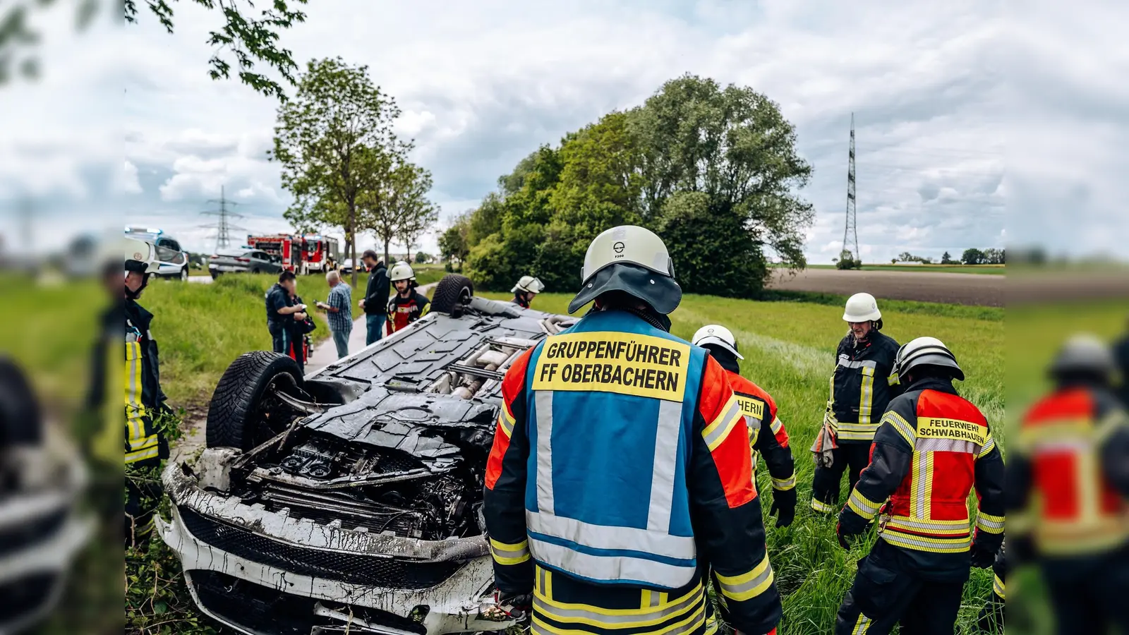 Das Auto blieb auf dem Radweg liegen. (Foto: Kreisbrandinspektion Dachau)