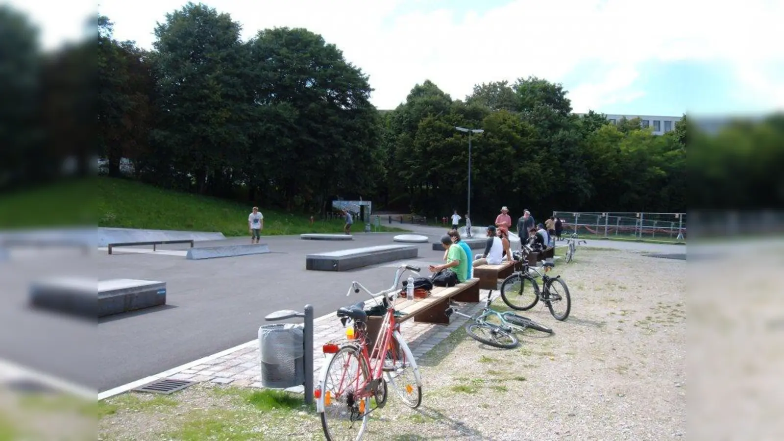 Die Sitzbänke nutzen Zuschauer und pausierende Skater. (Foto: ah)