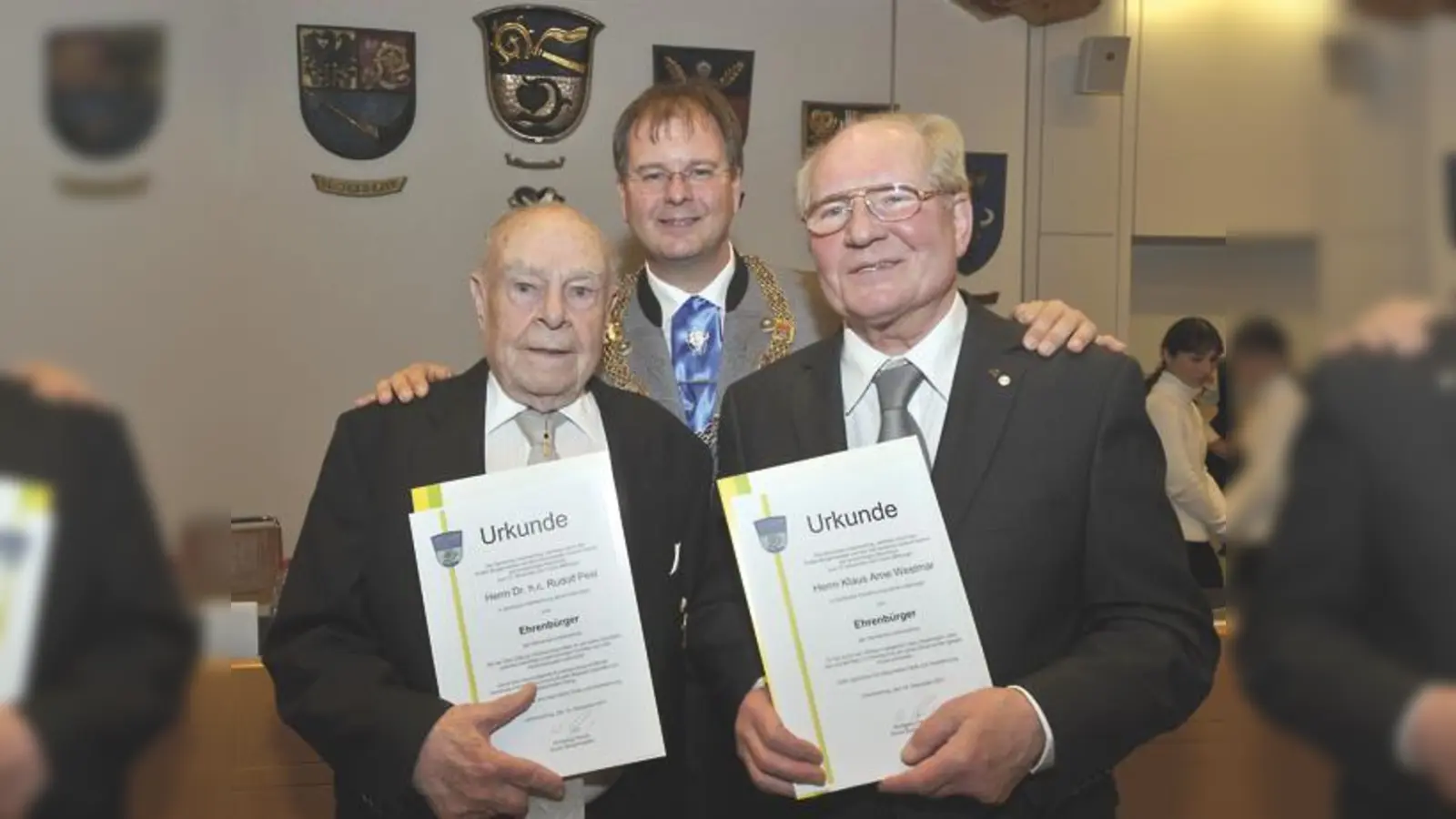 Gleich zwei neue Ehrenbürger durfte Bürgermeister Wolfgang Panzer (Bildmitte) auszeichnen: Dr. Rudolf Pesl (l.) und Klaus Westmar (r.)   (Foto: Claus Schunk)