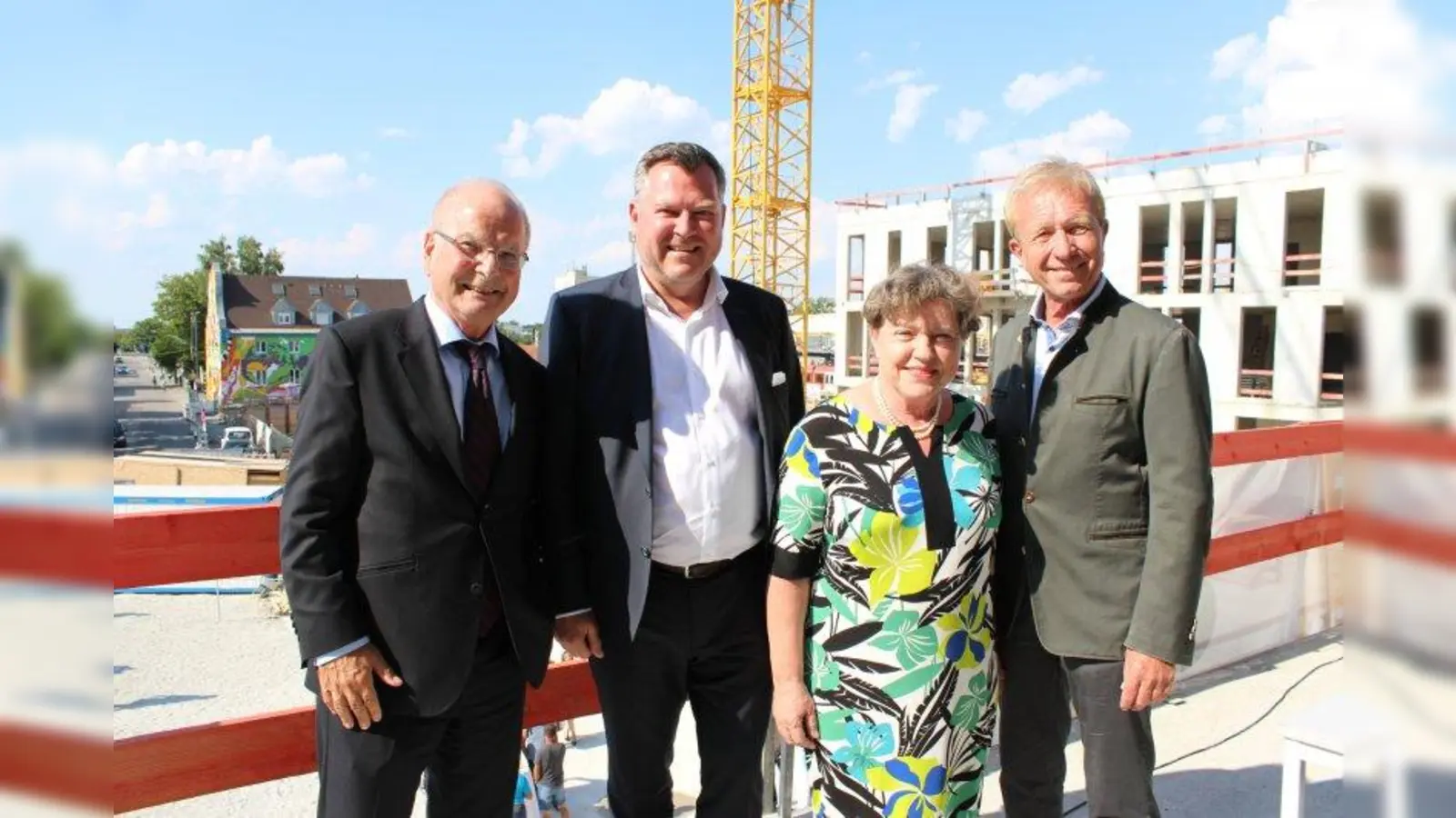 Bürgermeister Josef Schmid (l.), Landtagskandidat der CSU, zusammen mit Stadträtin und BA-Chefin Heike Kainz sowie Wolfrat Voigt (2.v.r.) und Reinhard Christmann, den beiden Geschäftsführern des Bauträgers MOEG GmbH. (Foto: sb)