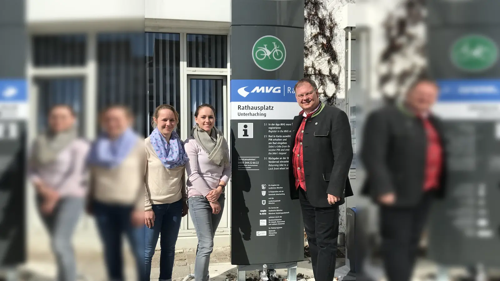 Unterhachings Bürgermeister Wolfgang Panzer freut sich mit Leonie Pilar und Ilka Schmidtmann vom MVG_Radteam auf den Start am 6. April. In Taufkirchen hat Bürgermeister Ullrich Sander die MVG-Radstation bereits eröffnet. (Foto: hw)