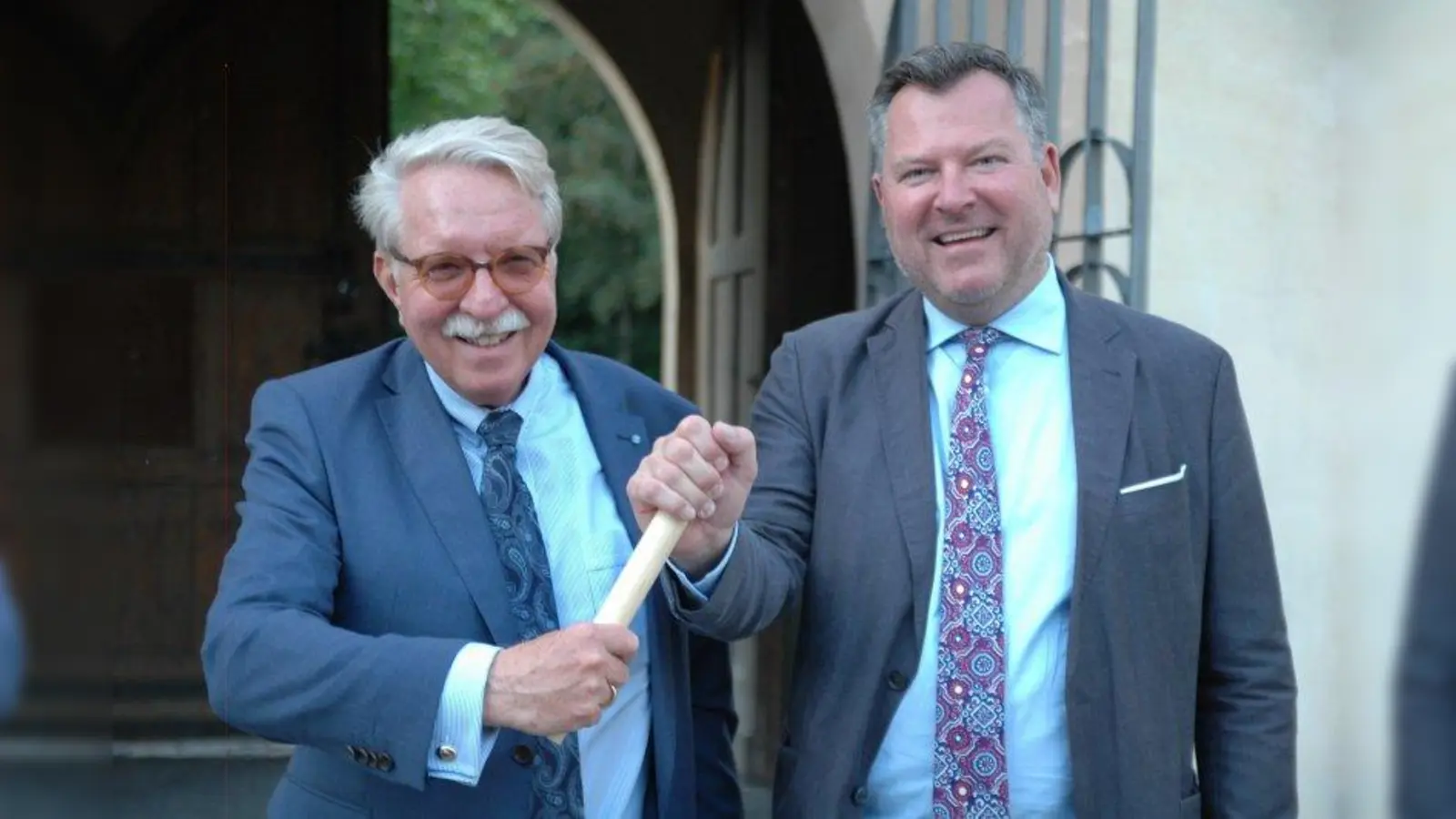 Abschied aus der Politik: Otmar Bernhard überreicht den symbolischen Staffelstab an seinen Nachfolger, den Landtagskandidaten, Bürgermeister und Kreisvorsitzenden, Josef Schmid (von links). (Foto: Thomas Reiner)