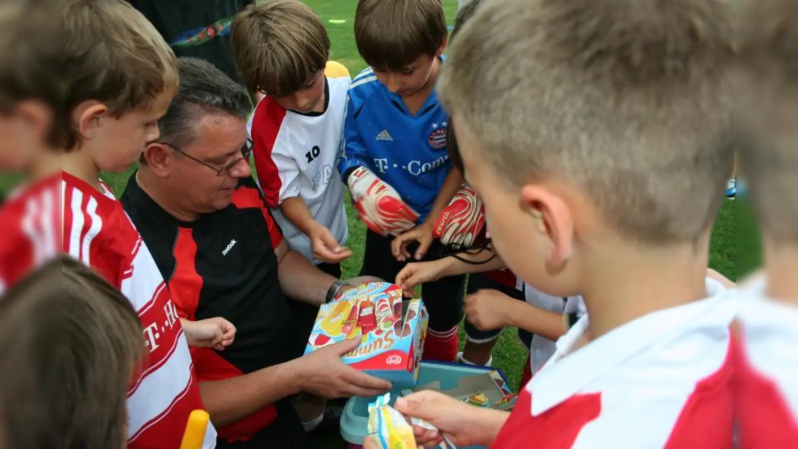 Dicht umlagert war Hausmeister Lothar Schmidt nach dem Spiel. Es gab Eis für alle (Foto: tg)