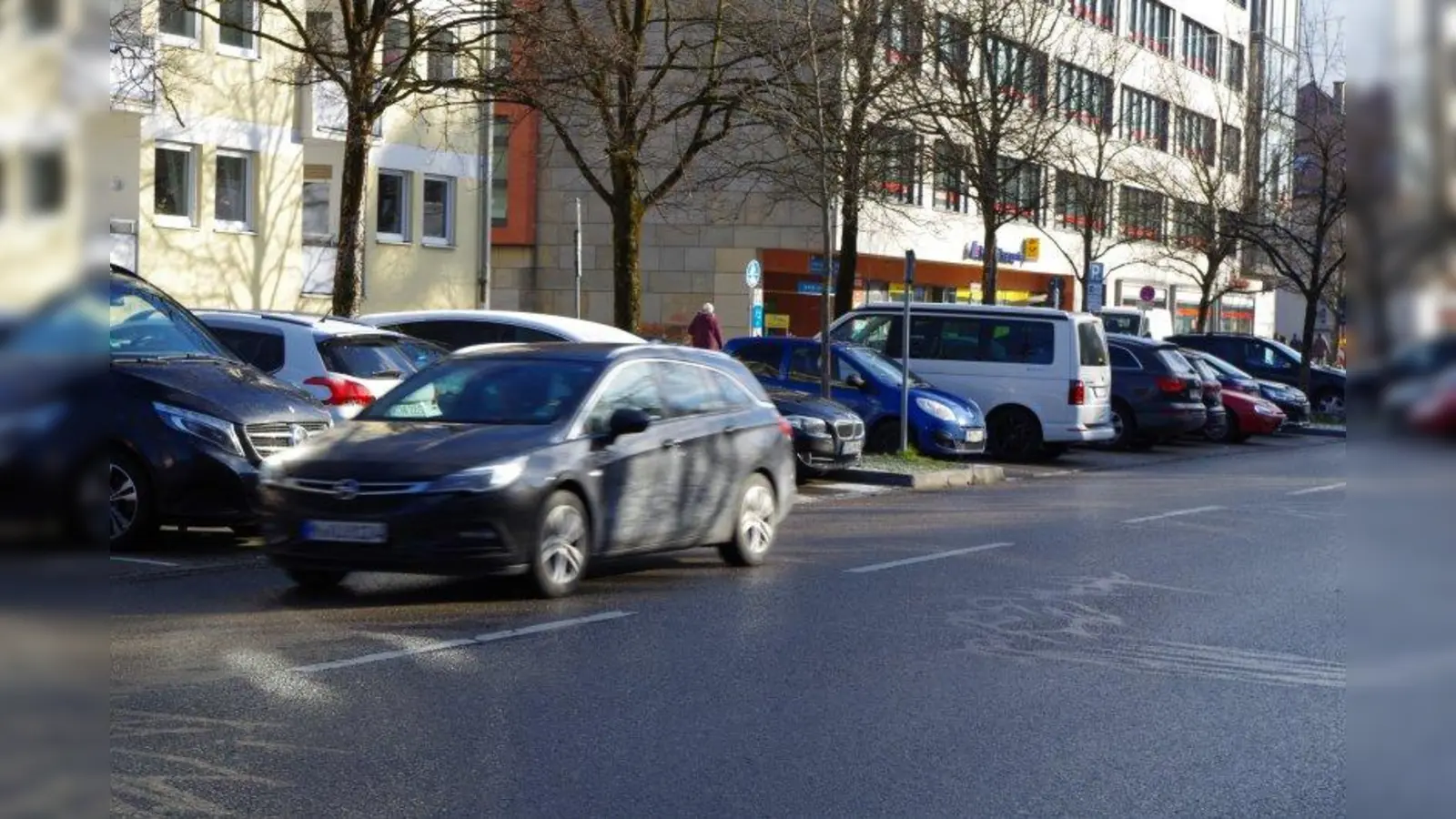 Pendler und Anwohner rangeln um die wenigen Stellplätze rund um den Laimer Platz. Künftig sollen Parklizenzgebiete dafür sorgen, dass Auswärtige zahlen müssen, währen für Anwohner „nur“ die Gebühren für einen Parkausweis entfallen. (Foto: kö)