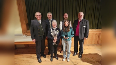Gauschützenmeister Alfred Reiner, Erster Bürgermeister Christian Blatt, Matthias Pucher, Schützenmeister Eintracht Kleinberghofen, Gauschützenmeister Joachim Stehr (hinten von links), Glonntalkönigin Centa Osswald (Eintracht Kleinberghofen, vorne links) und die Gewinnerin des Sonderpreises der Jugend, Leonie Mader (Eichengrün Walkertshofen). (Foto: Gemeinde Erdweg)