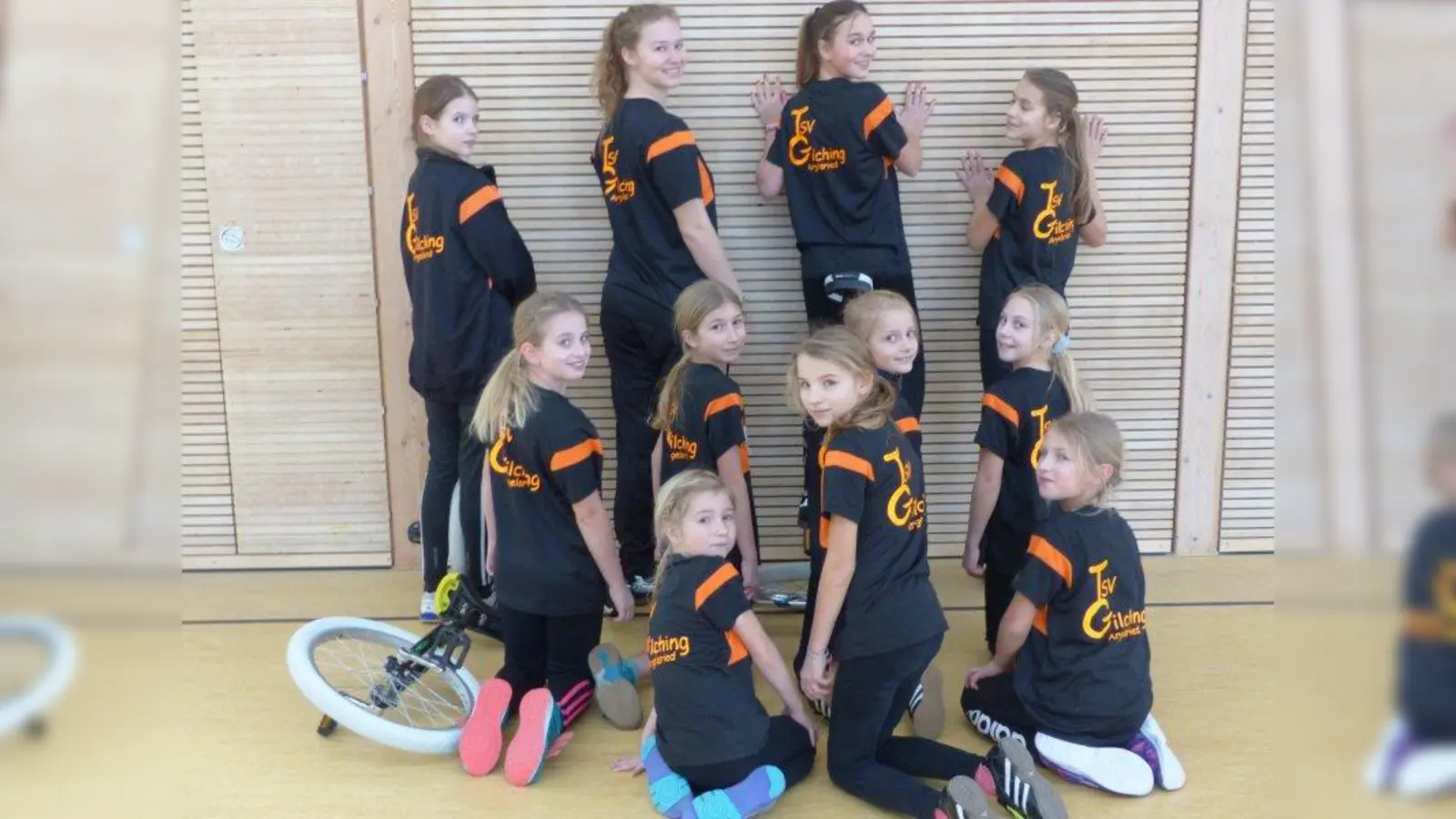 Beim siebten Einradtag in Illertissen waren die Sportlerinnen des TSV Gilching-Argelsried nicht zu übersehen. Bei verschiedenen Disziplinen bewiesen sie ihr Geschick auf nur einem Rad und konnten mit dem Trainingsangebot vor Ort in das neue Sportjahr starten. (Foto: TSV Gilching-Argelsried)