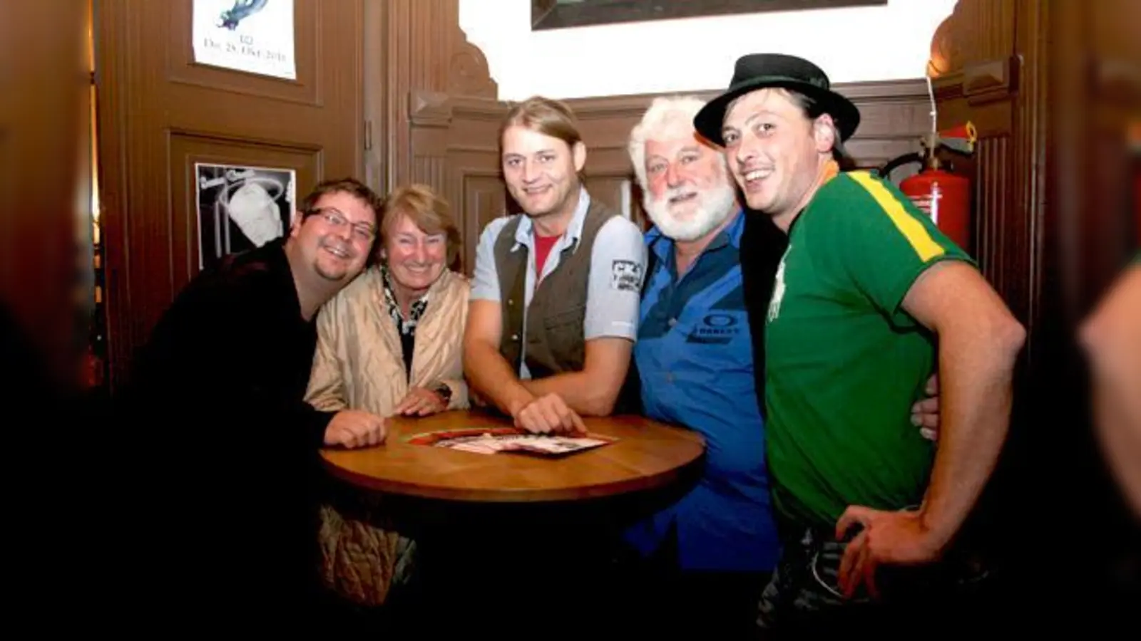 Besonders Da Meier (l.) legte sich ins Zeug für die Meet &amp; Greet-Gewinner Brigitte und Heinz Brunnhuber (mit Bart)... Auch Christian Meier (Mitte) und Siegi Mühlbauer (r.) erwiesen sich als echte Gaudiburschen.  (Foto: ms)