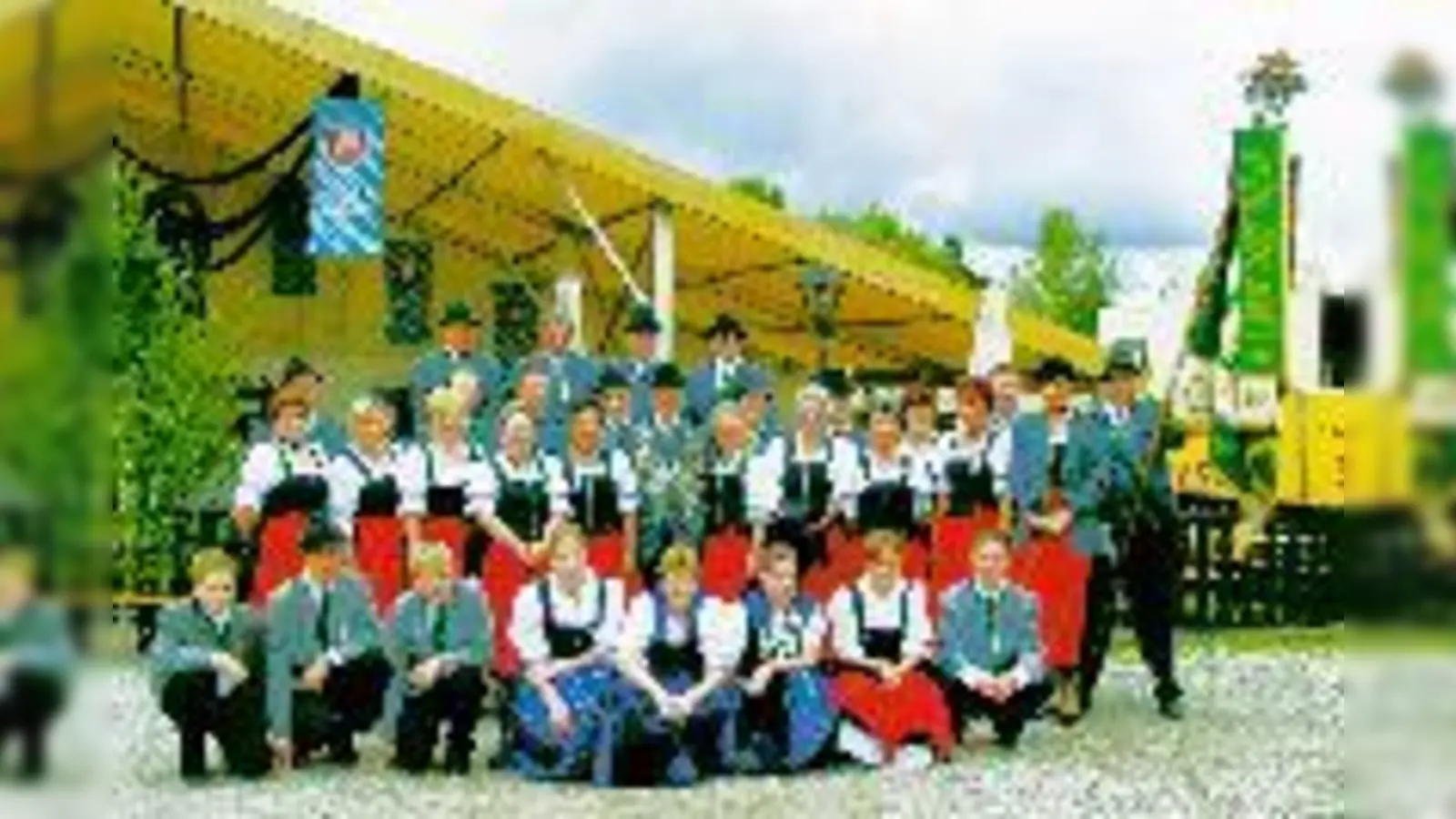 Die Denninger Schützen und ihre Schützenkönige 2002:  1. Jugendkönigin T. Stocker (2. v. li.), 1. Schützenkönig A. Ehrt (3. v. re.), Vizekönig R. Seethaler (2. v. re.), und 3. König K. Stichlmayer (re.) 	 (Foto: R. Seethaler)