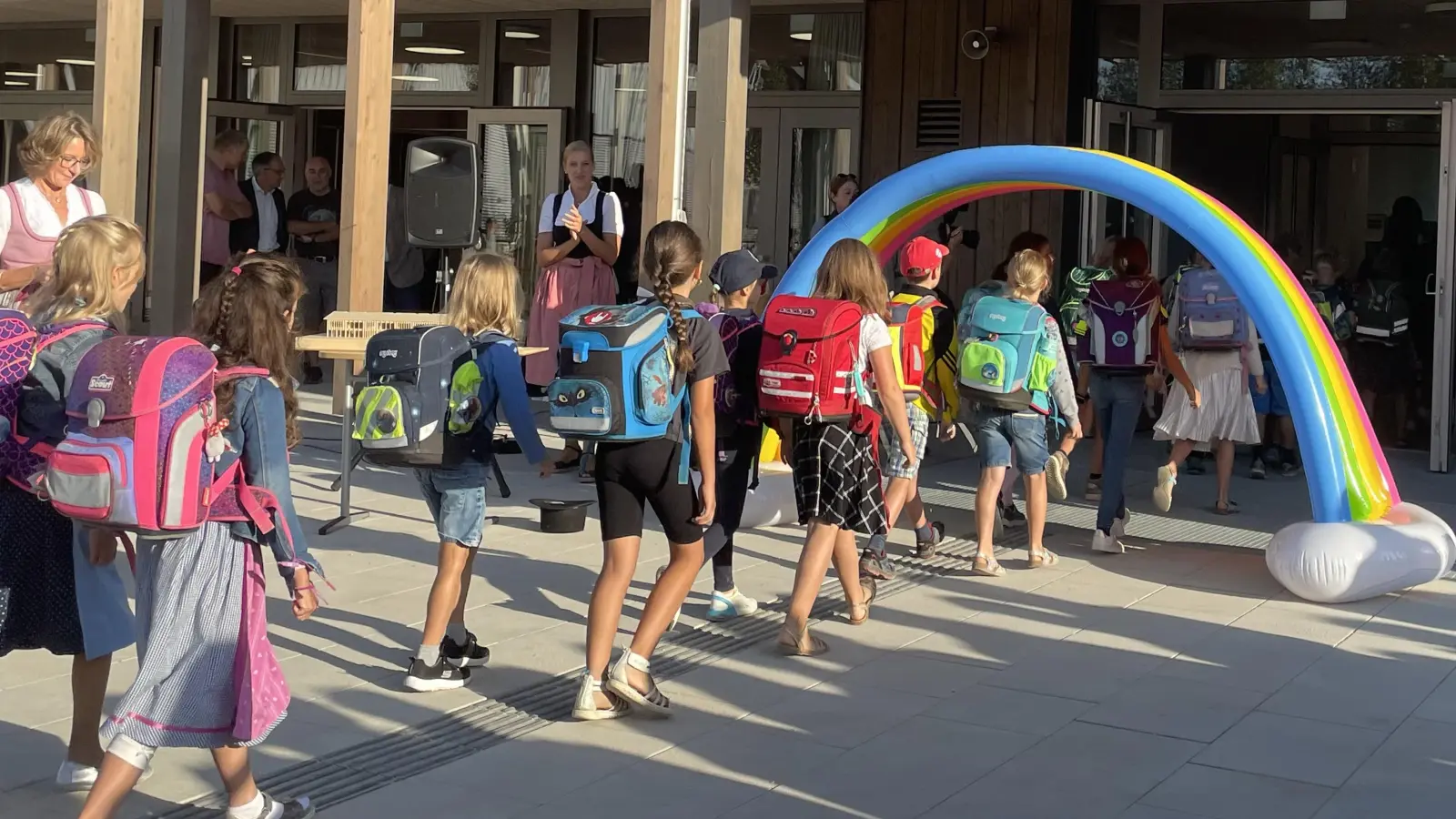 Durch einen aufgeblasenen Regenbogen marschierten die Kinder in ihre neue Grundschule. (Foto: pst)