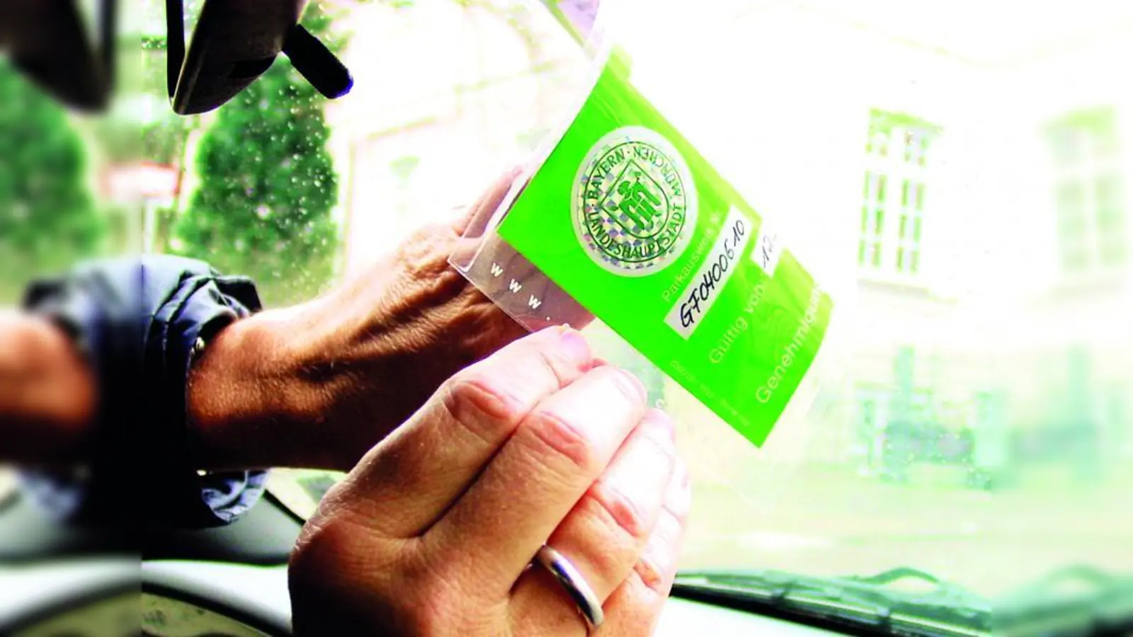 Praktisch: Mit dem ADAC Cardpicker wird der Parkausweis an der Windschutzscheibe sicher angebracht. (Foto: Cardpicker)