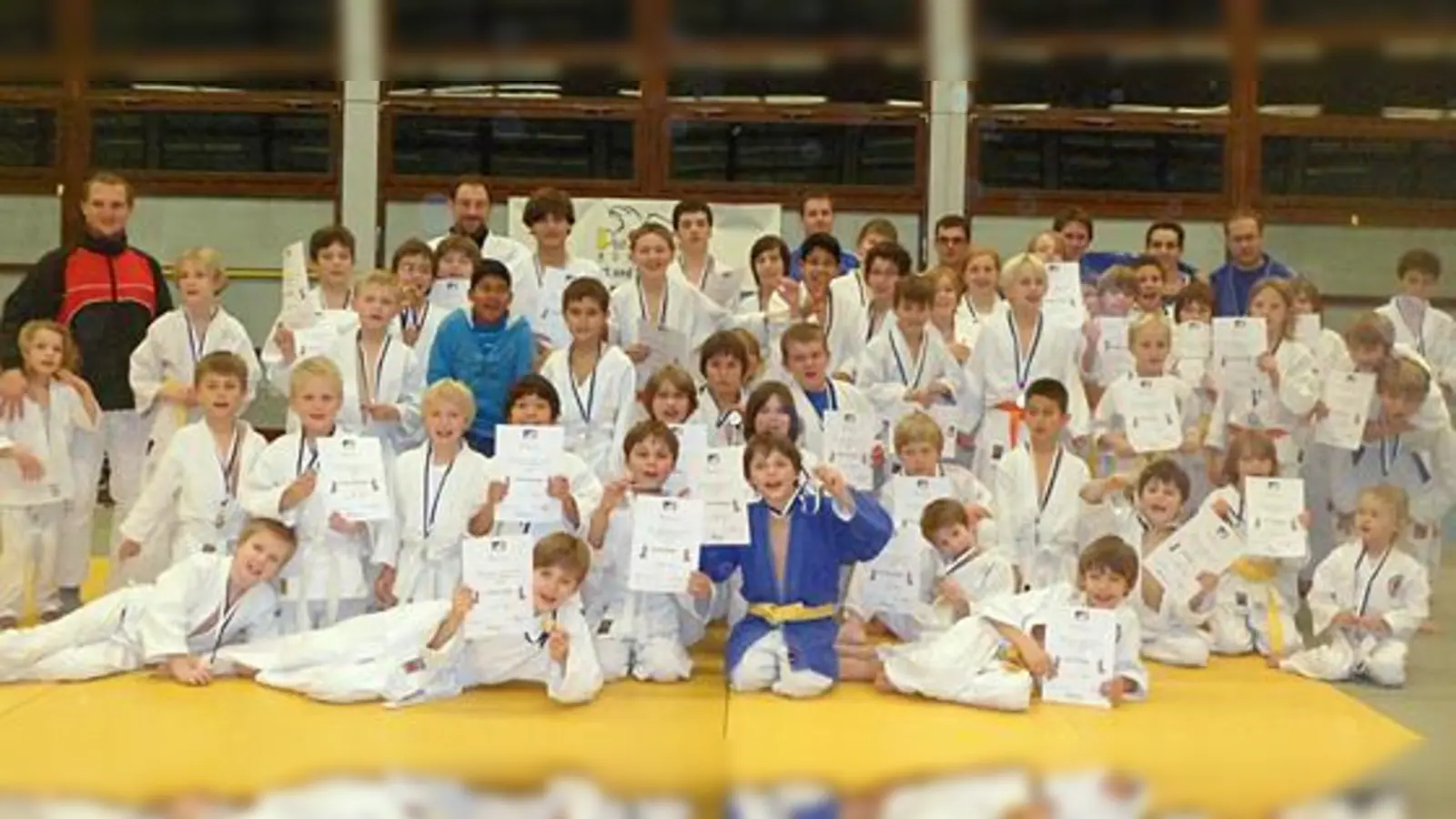 Die kleinen Judoka vom PSV München präsentieren stolz ihre Urkunden.  (F.: Verein)