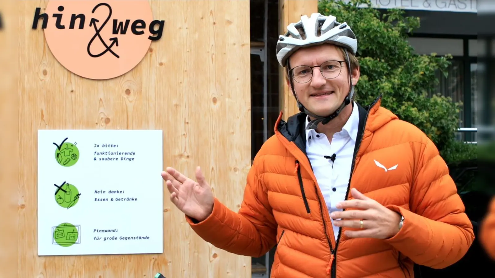 Unter dem Stichwort „Bürgerhaushalt” wurde die Tauschhütte „hin &amp; weg” von fleißigen Bauhofmitarbeitern geplant und gebaut. Nun ist sie Treff- und Warentauschpunkt gleichzeitig.  (Foto: Gemeinde Eching)