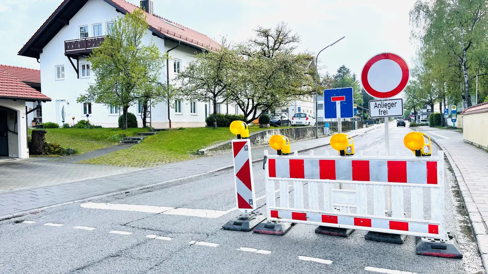 Für Verdruss bei den Sauerlachern sorgt die Sperrung der Wolfratshauser Straße. Hier werden Wärmeleitungen des ZES-Heizkraftwerks verlegt.  (Foto: hw)
