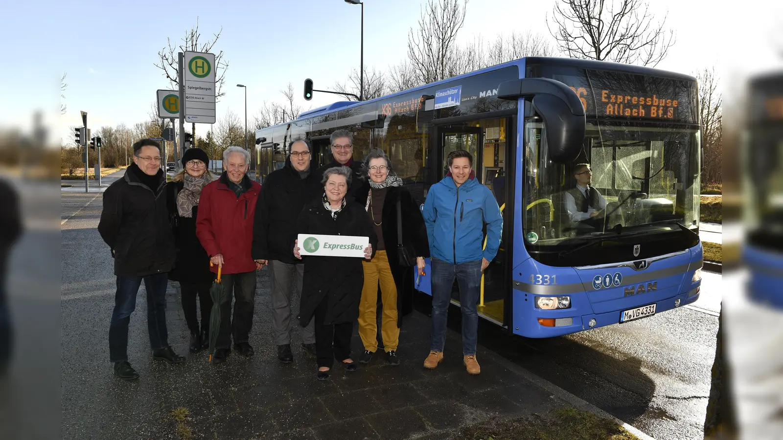 ExpressBus X36 nach Bf. Allach mit Halt an der neuen Haltestelle Spiegelbergstraße. (Foto: Marcus Schlaf)