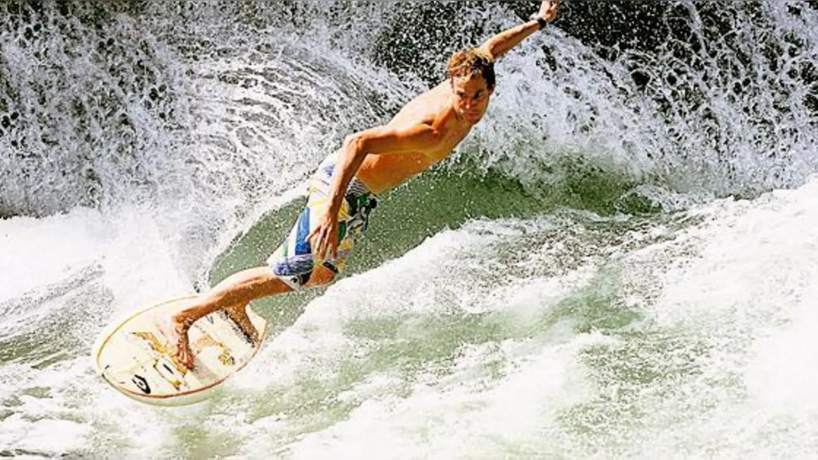 Jetzt offiziell erlaubt, wenn auch auf eigene Gefahr: Wellenreiten am Eisbach.	 (Foto: Archiv)