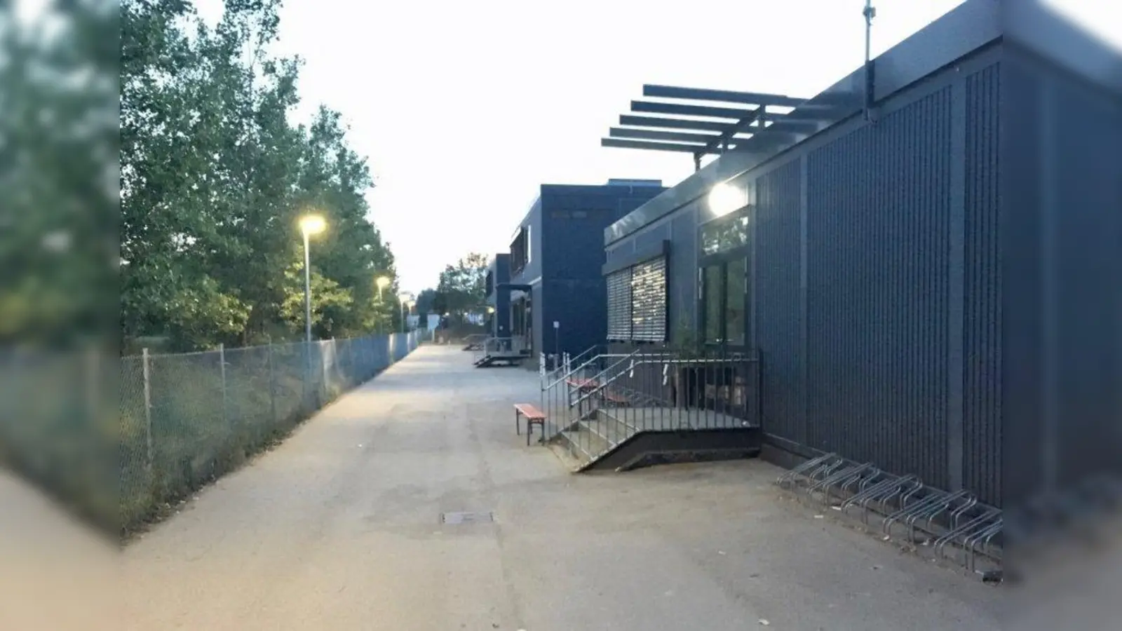 Die Realschule an der Blutenburg wird momentan generalsaniert. Die rund 500 Schüler lernen deswegen in den Containerklassenzimmern, die im Durchblick stehen. (Foto: us)