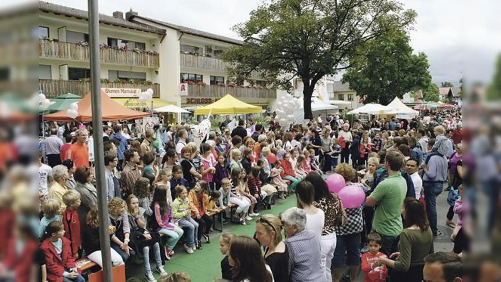 Am Sonntag, 25. Juni, wird die Rosenheimer Landstraße zur Feiermeile in Höhenkirchen.	 (Foto: Gewerbegemeinschaft)