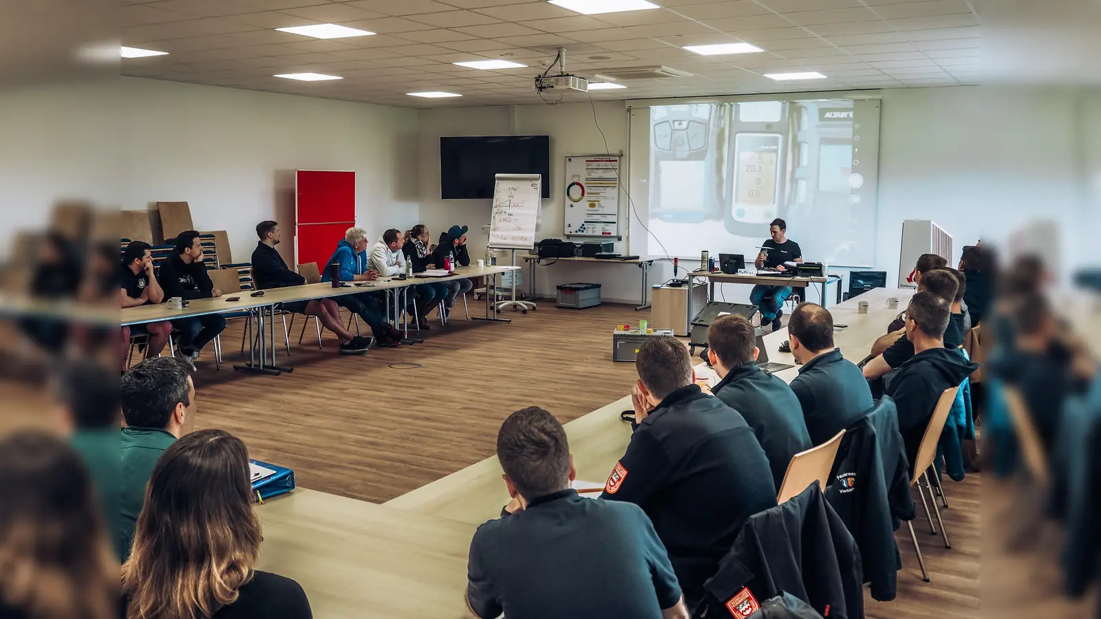 34 Feuerwehrangehörige aus verschiedenen Wehren des Landkreises nahmen am Grundlagenteil der Schulung teil. (Foto: Kreisbrandinspektion Dachau )