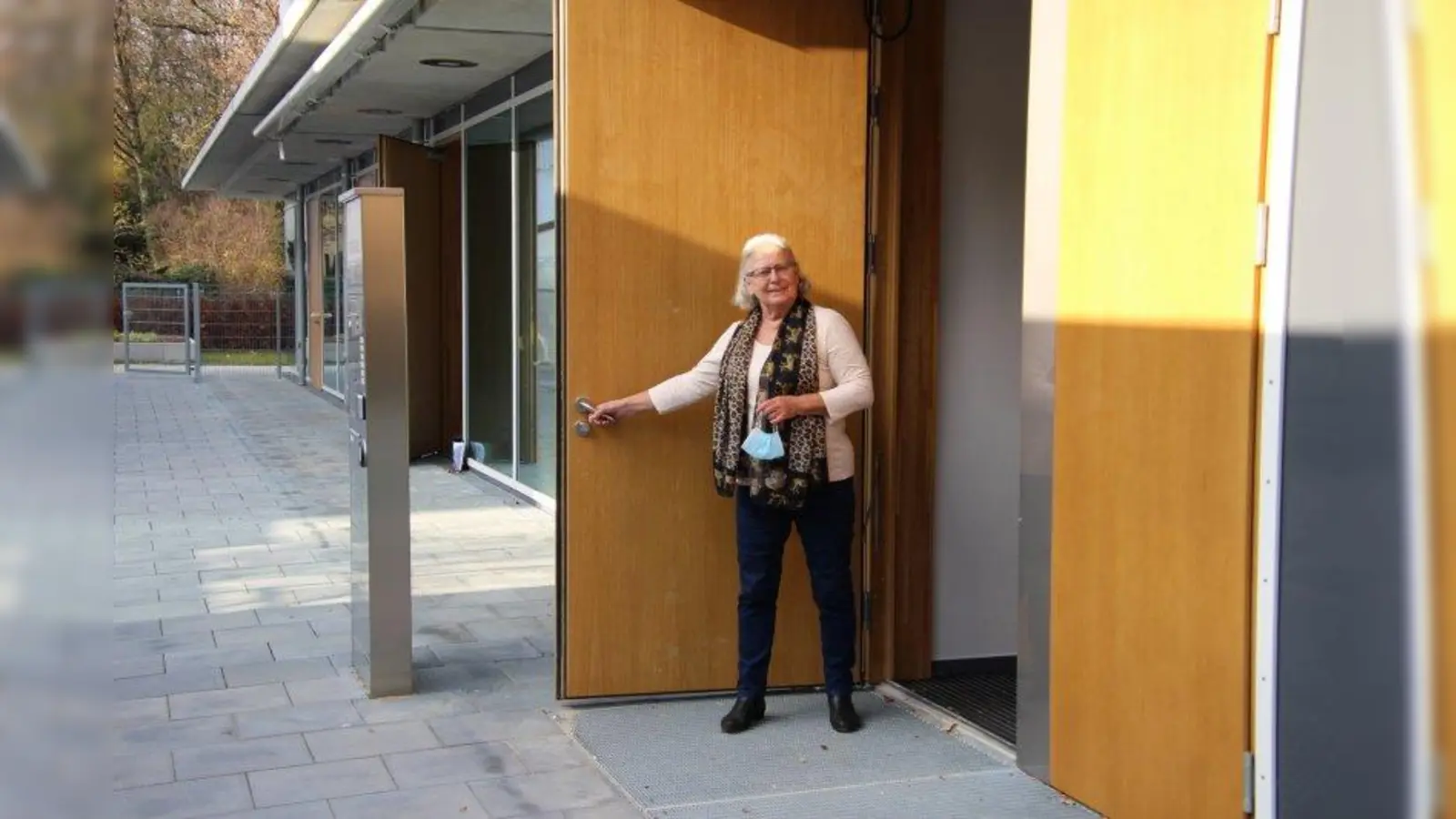 Ingeborg Staudenmeyer, die Vorsitzende des Stadtteilkulturvereins Neuhausen-Nymphenburg, am Eingang des neuen Kulturzentrums „Kultur am Trafo”. (Foto: sb)