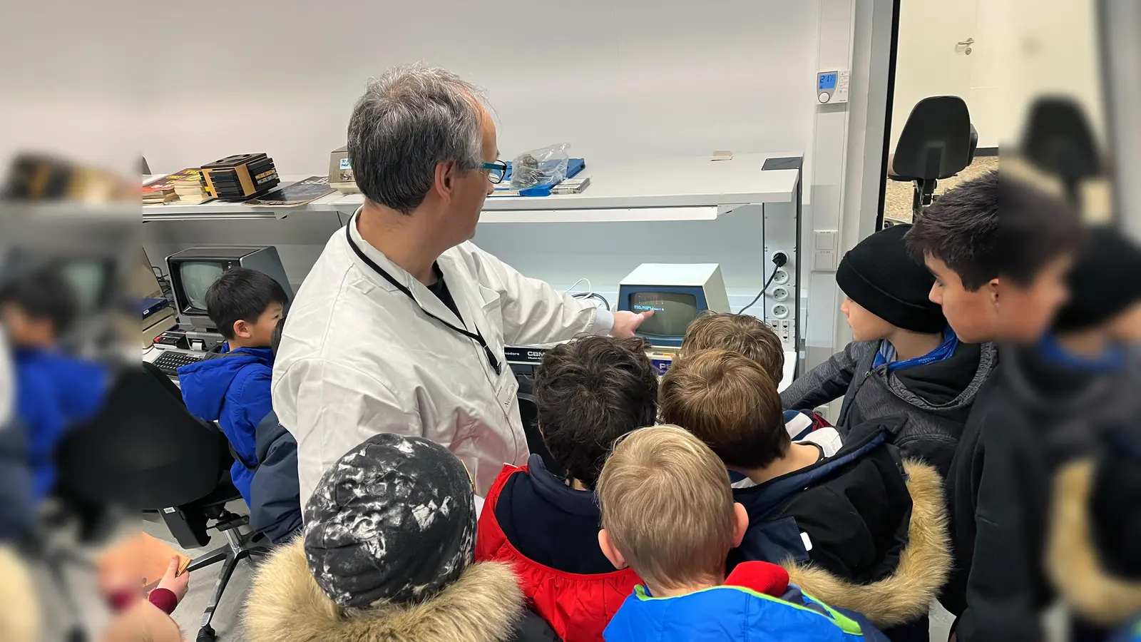 Das Team der datArena gaben einen Einblick in die Geschichte der Computertechnik.  (Foto: vhs SüdOst)
