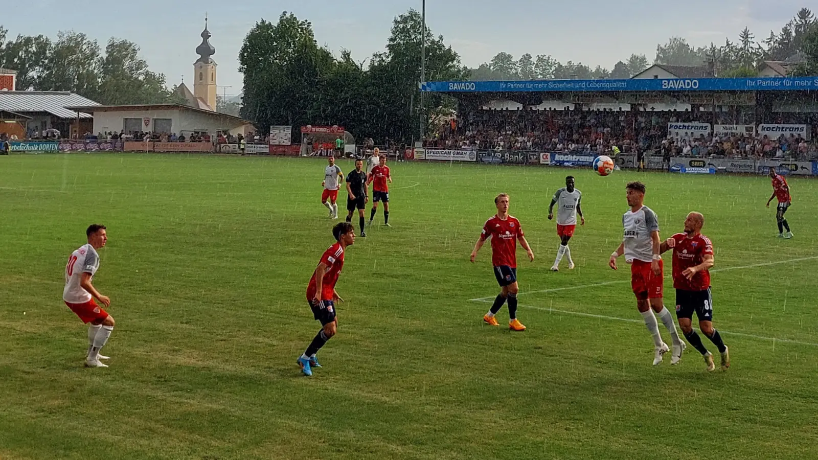 Vergangenheit und Zukunft: Nach dem Abstieg in die Regionalliga Bayern muss die SpVgg Unterhaching auch wieder in Buchbach antreten. (Archivbild: bas)