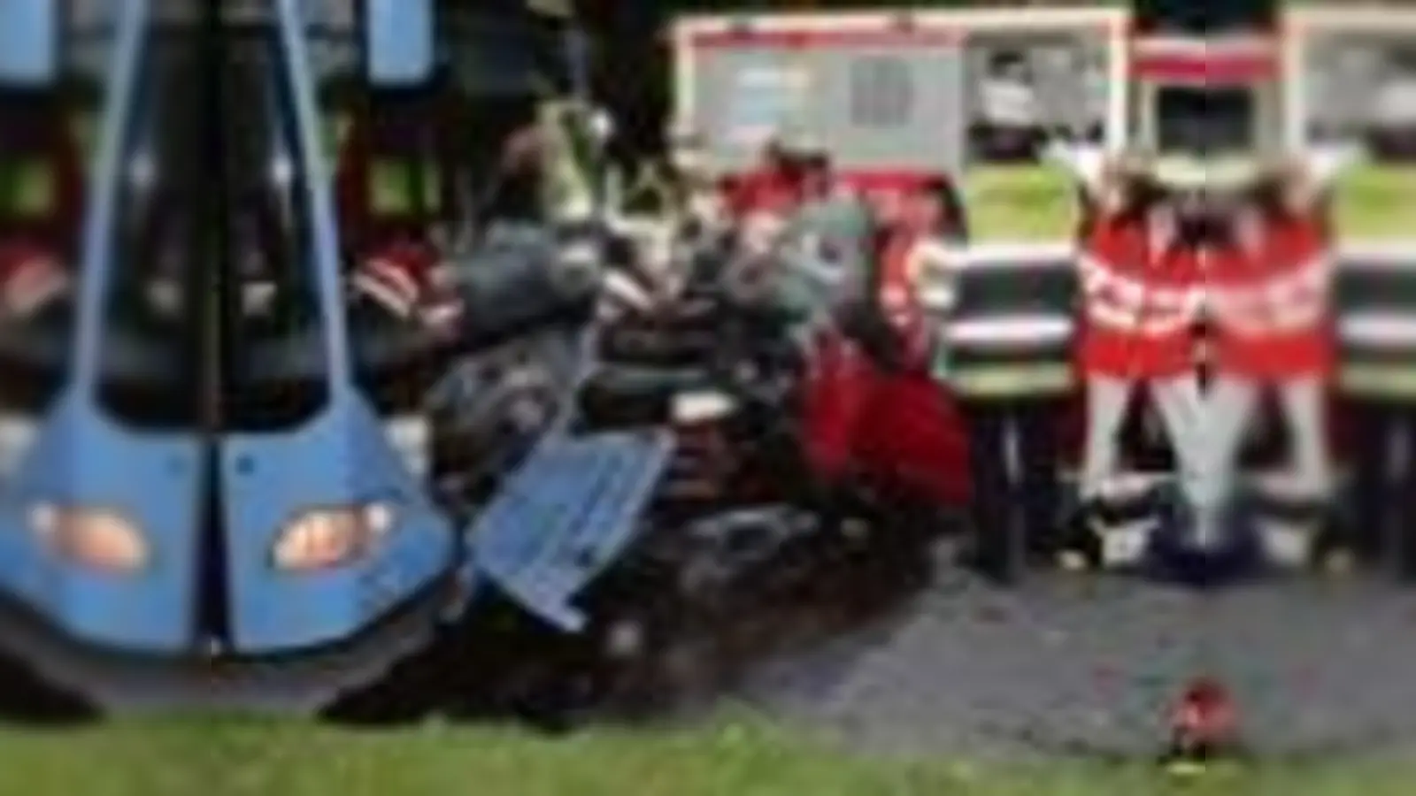Fahrerin schwer verletzt: Pkw kracht frontal in einen Linienbus  Unfallursache ungeklärt.	  (Foto: Feuerwehr)