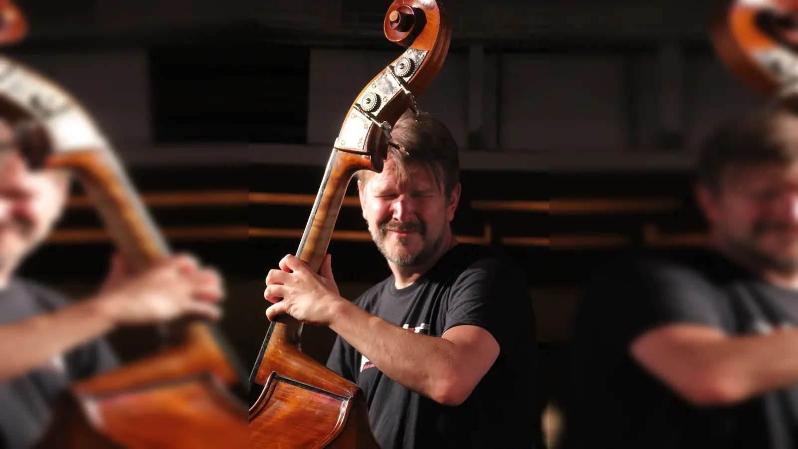 Seit 2007 ist der Kirchseeoner Kontrabassist&nbsp;Martin Zenker immer&nbsp;wieder mit Projekten unterwegs. (Foto: VA)