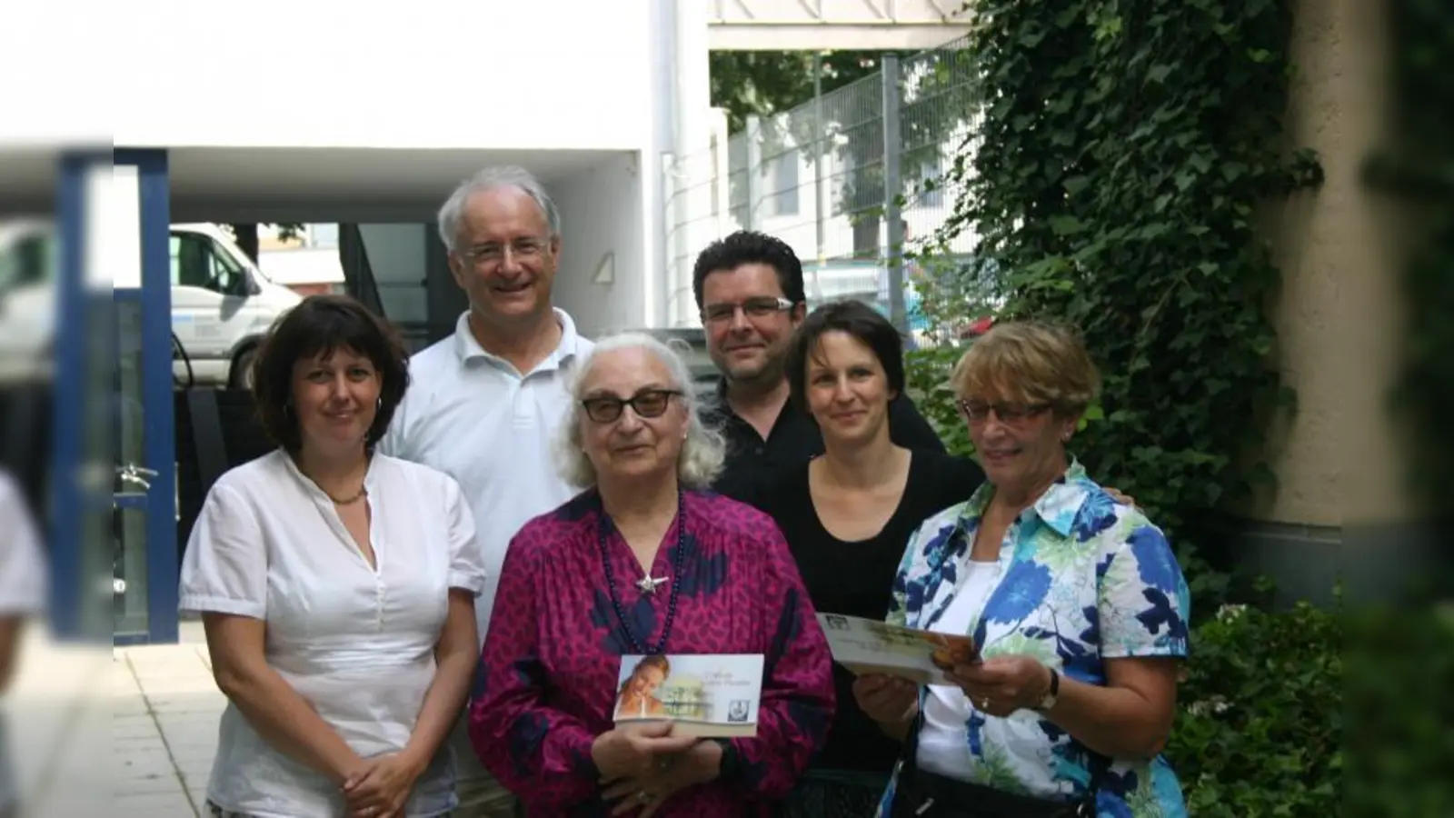 Gewinnübergabe: v.l. Natalie Karrer vom Ärztenetz München-West, Robert Scheerer aus der Gesundbrunnen-Apotheke, die stolze Hauptgewinnerin Christina Jansch aus Pasing, Francesco Ansini von Brille &amp; Optik, Stefanie Igl-Obermüller von der Hubertus-Apotheke und Bahnhof-Apotheke sowie die glückliche Gewinnerin des zweiten Preises, Margarete Emeis aus Obermenzing. (Foto: pi)