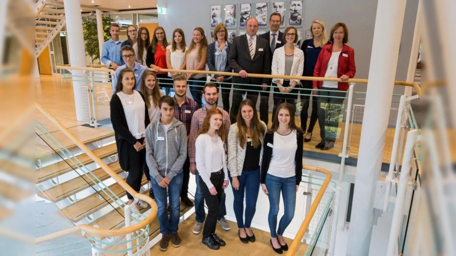 Renate Breuninger von der Haupt- und Personalverwaltung, die Ausbildungsbeauftragten Sandra Leppmeir und Kristina Grünwald, der Leiter der Haupt- und Personalverwaltung Norbert Sontheim und der stellvertretende Landrat Georg Scheitz begrüßen die neuen Nachwuchskräfte im Landratsamt. (Foto: LRA Starnberg)