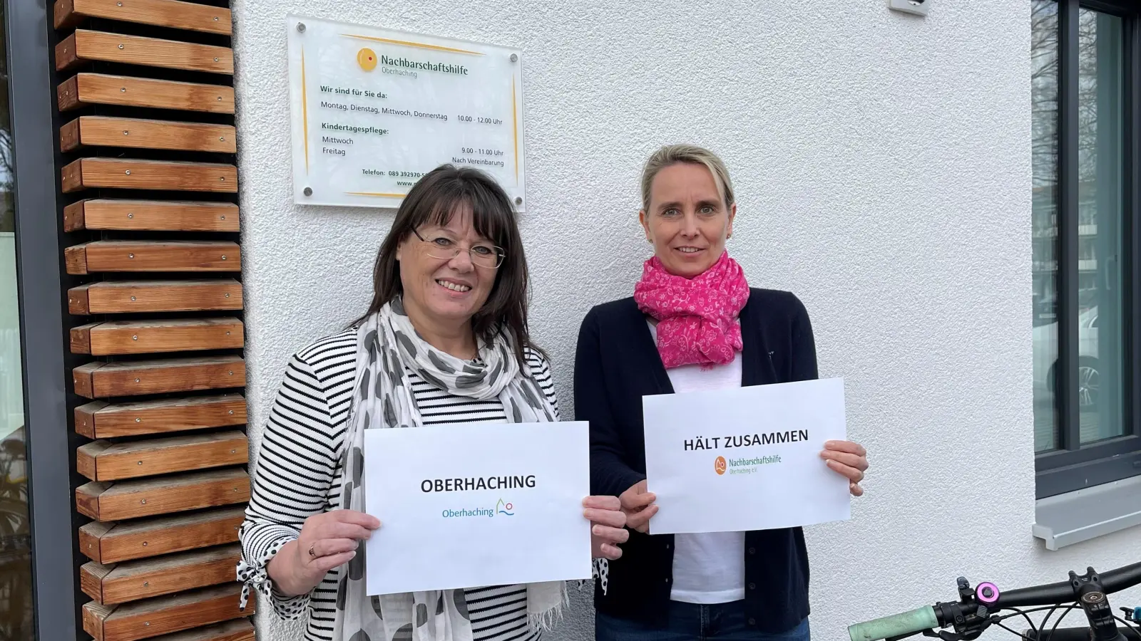 Sabine Mühlbauer und Sandy Hochmuth von der Nachbarschaftshilfe freuen sich auf viele Anträge für den neuen Spendentopf „Oberhaching hält zusammen”.  (Foto: hw)