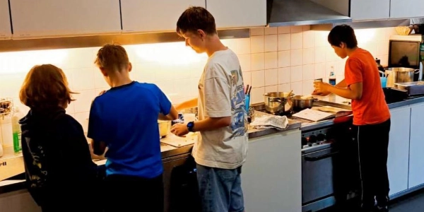 Die Quax-Jugendküche lädt Jungs ab der 5. Klasse zum gemeinsamen Kochen ein. (Foto: Echo e.V.)