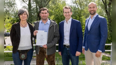 Andreas Huber (2. v.l.) ist neuer Naturschutzwächter und Biberberater. Petra Gansneder (untere Naturschutzbehörde), Landrat Stefan Frey und Geschäftsbereichsleiter Christopher Kühner (v.l.) begrüßten ihn. (Foto: Landratsamt Starnberg)